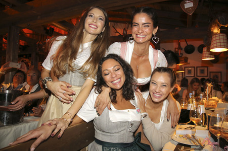 Cathy Hummels Wiesn-Bummel auf dem Oktoberfest 2019 im München