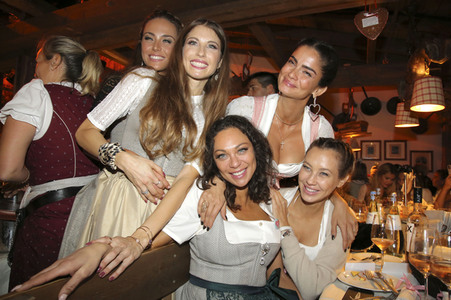 Cathy Hummels Wiesn-Bummel auf dem Oktoberfest 2019 im München