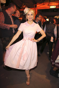 Cathy Hummels Wiesn-Bummel auf dem Oktoberfest 2019 im München