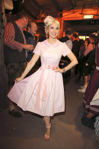 Cathy Hummels Wiesn-Bummel auf dem Oktoberfest 2019 im München