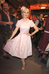 Cathy Hummels Wiesn-Bummel auf dem Oktoberfest 2019 im München