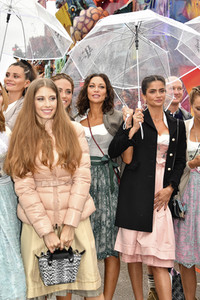 Cathy Hummels Wiesn-Bummel auf dem Oktoberfest 2019 im München