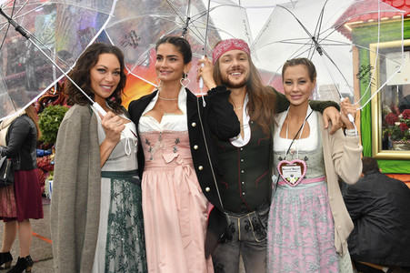 Cathy Hummels Wiesn-Bummel auf dem Oktoberfest 2019 im München