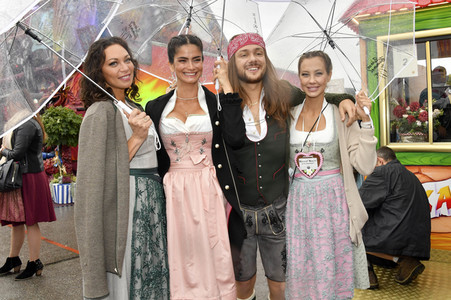 Cathy Hummels Wiesn-Bummel auf dem Oktoberfest 2019 im München