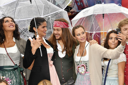 Cathy Hummels Wiesn-Bummel auf dem Oktoberfest 2019 im München