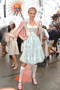 Cathy Hummels Wiesn-Bummel auf dem Oktoberfest 2019 im München