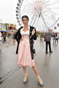 Cathy Hummels Wiesn-Bummel auf dem Oktoberfest 2019 im München