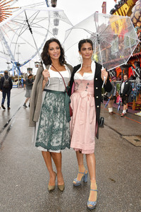 Cathy Hummels Wiesn-Bummel auf dem Oktoberfest 2019 im München