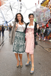 Cathy Hummels Wiesn-Bummel auf dem Oktoberfest 2019 im München