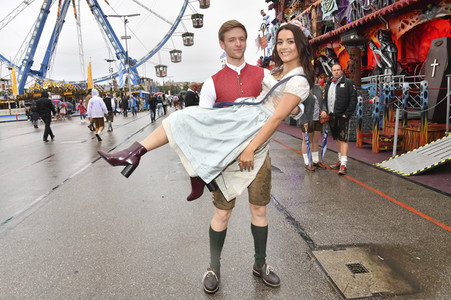 Cathy Hummels Wiesn-Bummel auf dem Oktoberfest 2019 im München