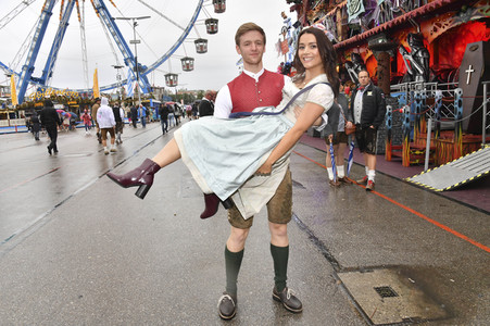 Cathy Hummels Wiesn-Bummel auf dem Oktoberfest 2019 im München