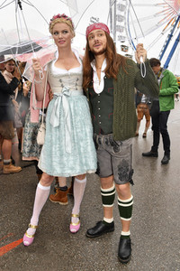 Cathy Hummels Wiesn-Bummel auf dem Oktoberfest 2019 im München