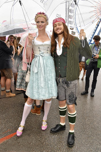 Cathy Hummels Wiesn-Bummel auf dem Oktoberfest 2019 im München