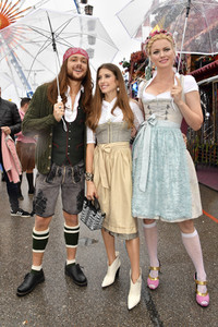 Cathy Hummels Wiesn-Bummel auf dem Oktoberfest 2019 im München