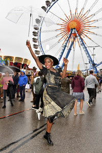 Cathy Hummels Wiesn-Bummel auf dem Oktoberfest 2019 im München