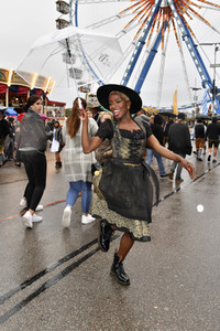 Cathy Hummels Wiesn-Bummel auf dem Oktoberfest 2019 im München