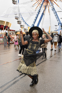 Cathy Hummels Wiesn-Bummel auf dem Oktoberfest 2019 im München