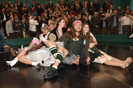 Cathy Hummels Wiesn-Bummel auf dem Oktoberfest 2019 im München