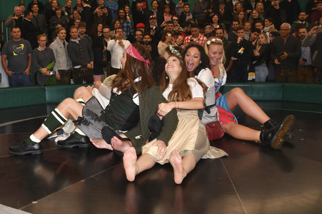 Cathy Hummels Wiesn-Bummel auf dem Oktoberfest 2019 im München