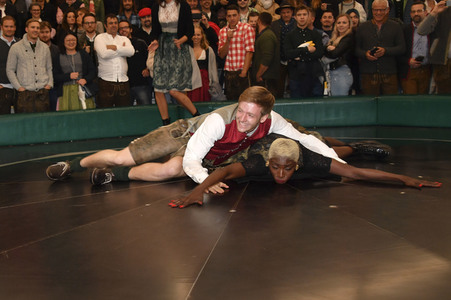 Cathy Hummels Wiesn-Bummel auf dem Oktoberfest 2019 im München