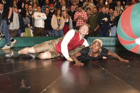 Cathy Hummels Wiesn-Bummel auf dem Oktoberfest 2019 im München