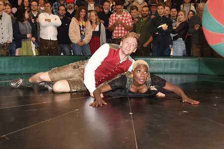 Cathy Hummels Wiesn-Bummel auf dem Oktoberfest 2019 im München