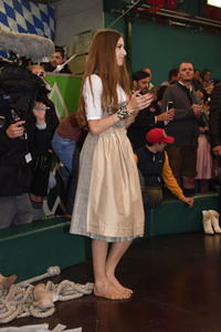 Cathy Hummels Wiesn-Bummel auf dem Oktoberfest 2019 im München