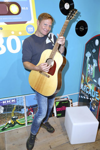 Fabian Harloff im 80er Café in Hamburg