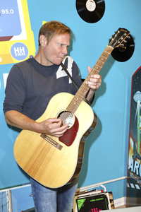 Fabian Harloff im 80er Café in Hamburg