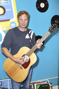 Fabian Harloff im 80er Café in Hamburg