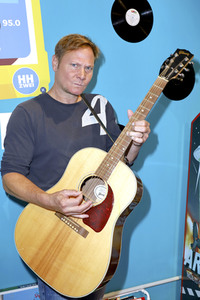 Fabian Harloff im 80er Café in Hamburg