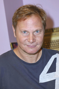 Fabian Harloff im 80er Café in Hamburg