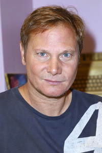 Fabian Harloff im 80er Café in Hamburg