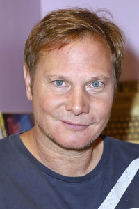 Fabian Harloff im 80er Café in Hamburg