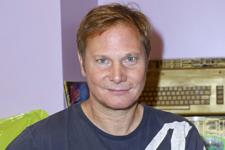 Fabian Harloff im 80er Café in Hamburg