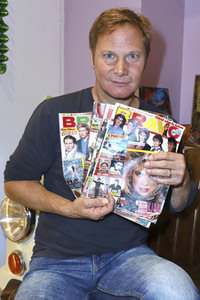 Fabian Harloff im 80er Café in Hamburg