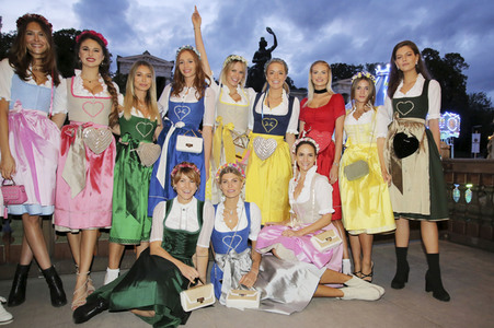 Haarwerk Blond Wiesn auf dem Oktoberfest 2019 in München