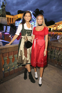Haarwerk Blond Wiesn auf dem Oktoberfest 2019 in München