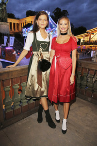 Haarwerk Blond Wiesn auf dem Oktoberfest 2019 in München