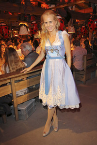 Haarwerk Blond Wiesn auf dem Oktoberfest 2019 in München