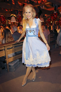 Haarwerk Blond Wiesn auf dem Oktoberfest 2019 in München