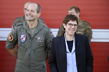 Bundesverteidigungsministerin Annegret Kramp-Karrenbauer in Nörvenich