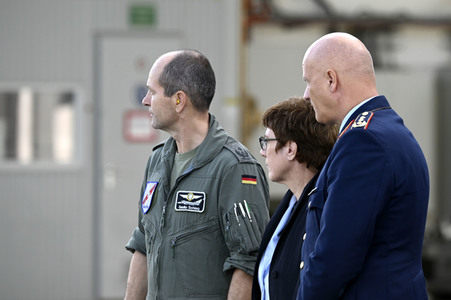 Bundesverteidigungsministerin Annegret Kramp-Karrenbauer in Nörvenich