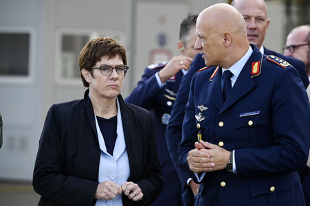 Bundesverteidigungsministerin Annegret Kramp-Karrenbauer in Nörvenich
