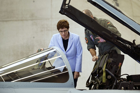 Bundesverteidigungsministerin Annegret Kramp-Karrenbauer in Nörvenich