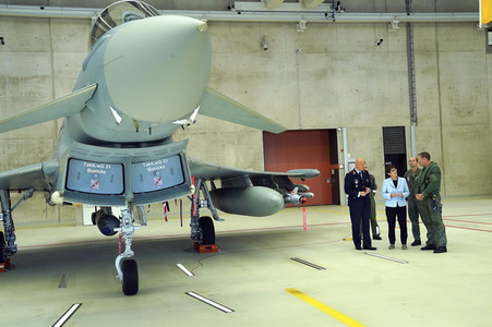 Bundesverteidigungsministerin Annegret Kramp-Karrenbauer in Nörvenich