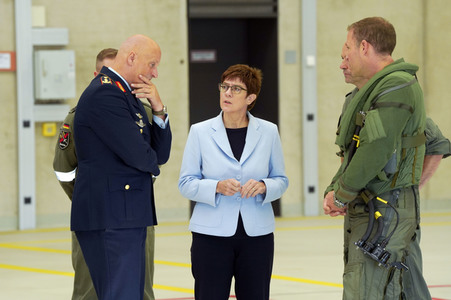 Bundesverteidigungsministerin Annegret Kramp-Karrenbauer in Nörvenich