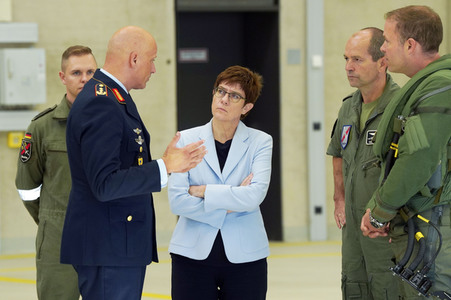 Bundesverteidigungsministerin Annegret Kramp-Karrenbauer in Nörvenich