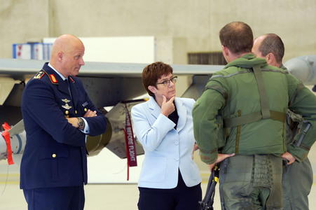 Bundesverteidigungsministerin Annegret Kramp-Karrenbauer in Nörvenich