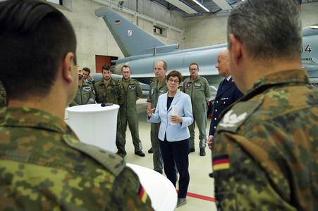 Bundesverteidigungsministerin Annegret Kramp-Karrenbauer in Nörvenich